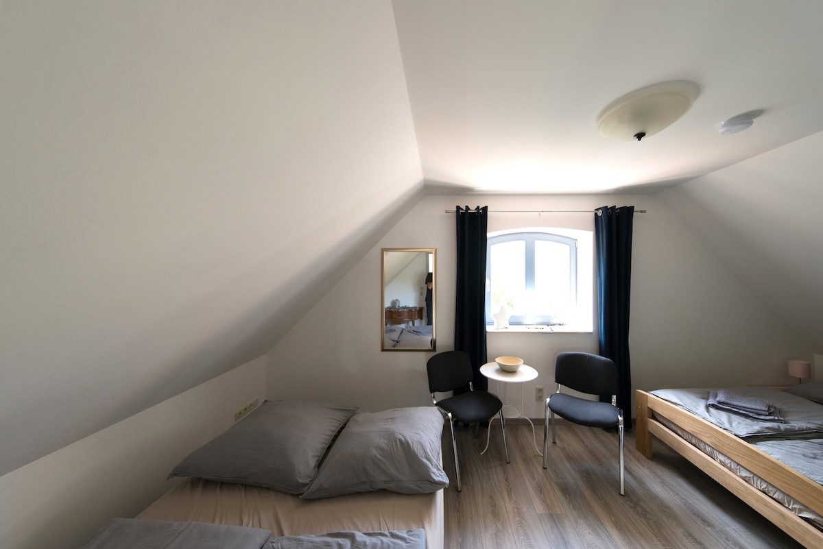 卧室西侧， 2张双人床140x200或1张单人床