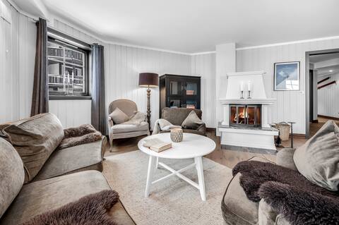 Ski in-out 4 bedroom apt. w/garage (electric car charger)