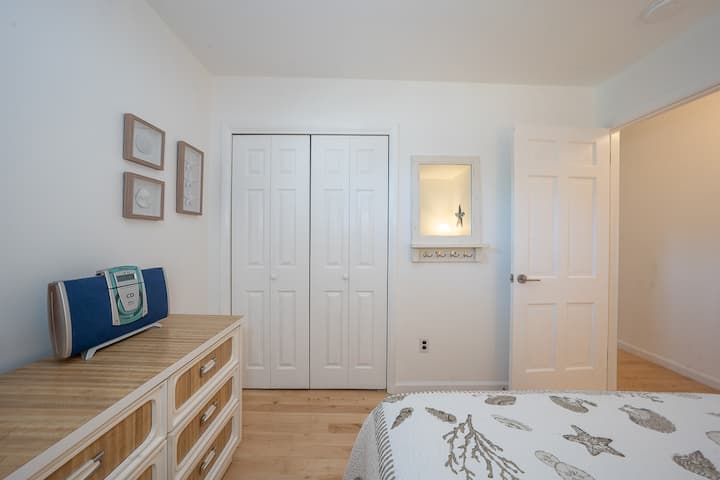 Tercer dormitorio con cama de tamaño completo y armario.