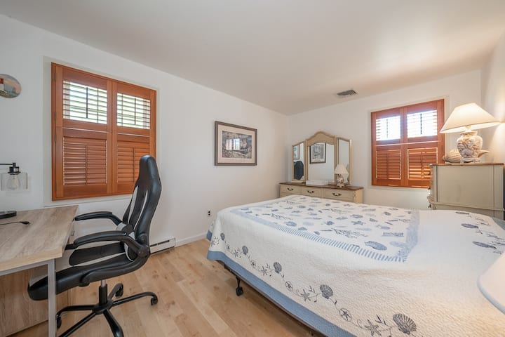 Segundo dormitorio principal con cama tamaño queen, escritorio y silla