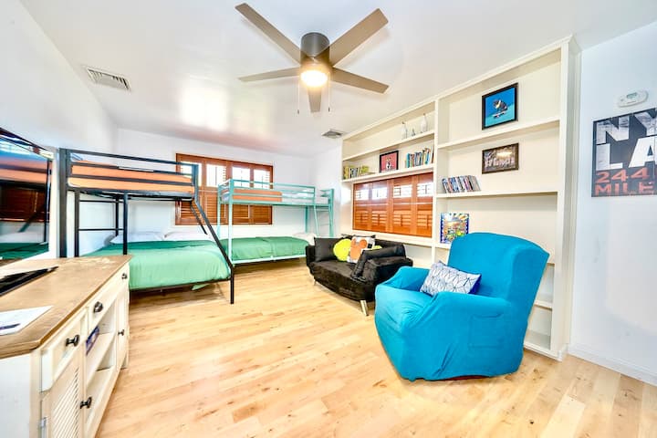 Fourth Bedroom with two sets of bunk beds. There are 3 twin beds and 1 Full Size Bed. There is also a smart TV. Upper bunk beds are limited to 140 pounds maximum