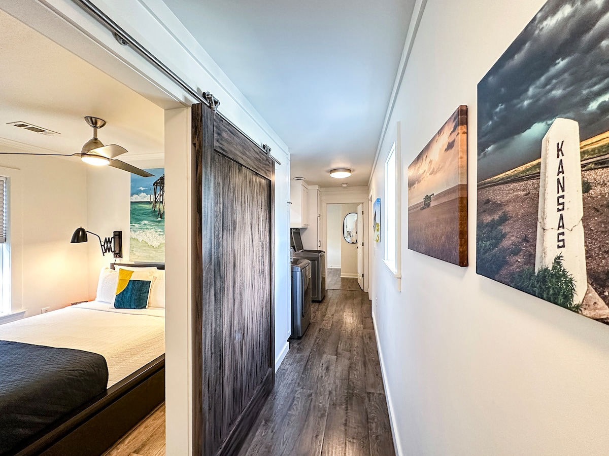 Spavaća soba za goste s bračnim krevetom nalazi se na prednjoj strani hodnika.