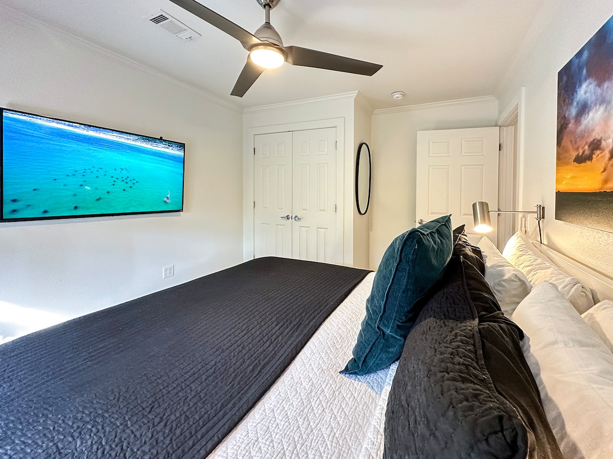 Glavna spavaća soba ima plišani bračni krevet, TV ravnog ekrana i veliki ormar.