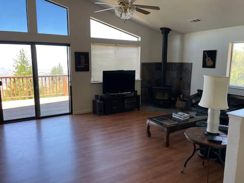 Secluded 4-Bedroom Mountain Cabin w/Gorgeous View