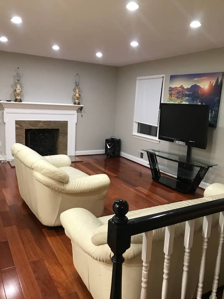 Cheerful 4-bedroom Residential Home - Fairfax, VA