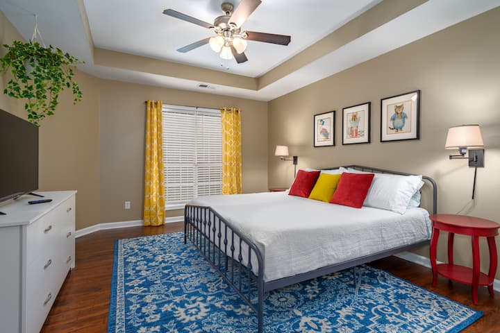 Južne orientovaná hlavná spálňa s televízorom Roku