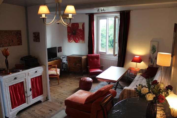 на 1 кат од куќата, дневната соба (трпезарија/дневна соба со кауч на спуштање), поглед на река.