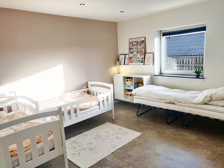 Habitación para niños con cama de invitados