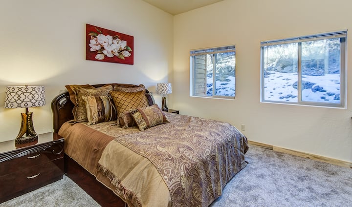 2. spálňa s manželskou posteľou Queen a plyšovou posteľnou bielizňou.