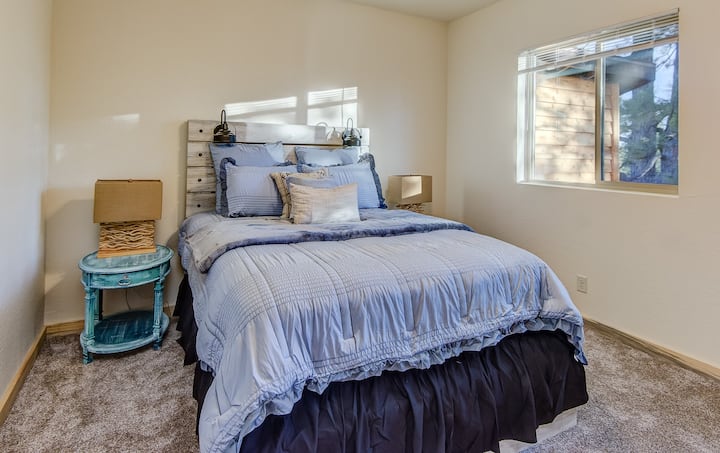 Tretia spálňa na najvyššom poschodí s manželskou posteľou 