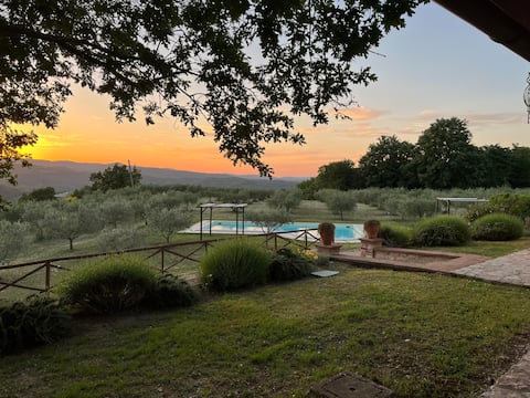 Wonderful villa with pool and views near Todi
