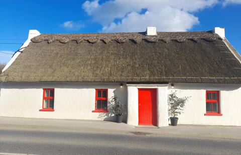 Luxury 300yr old Irish thatch cottage close to sea