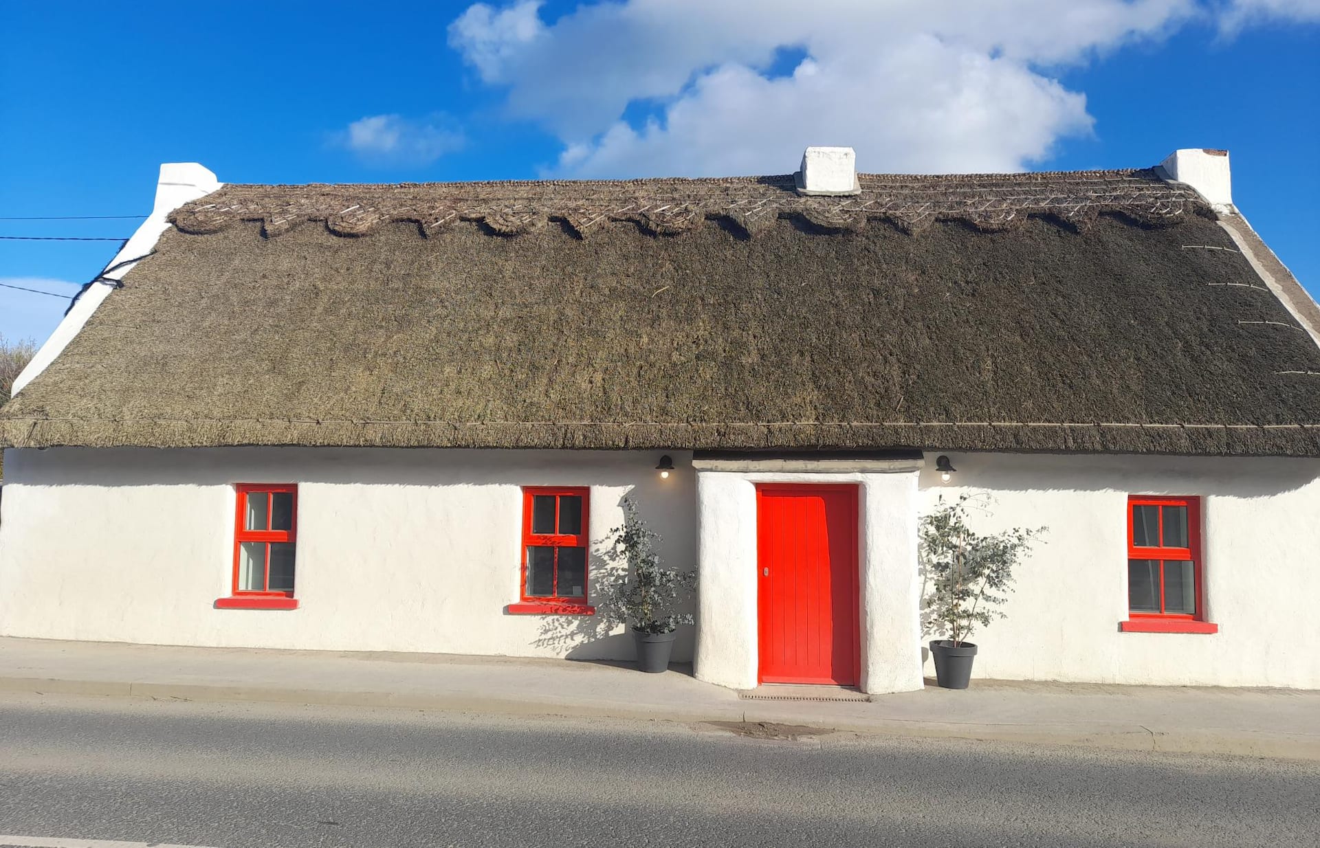 Luxury 300yr old Irish thatch cottage close to sea