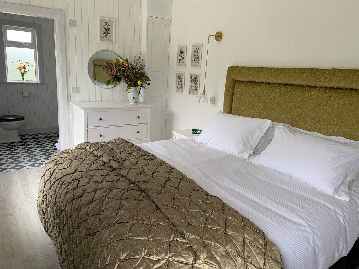 Garden bedroom with full superking (queen) size bed with luxury hotel quality linen. Ensuite bathroom