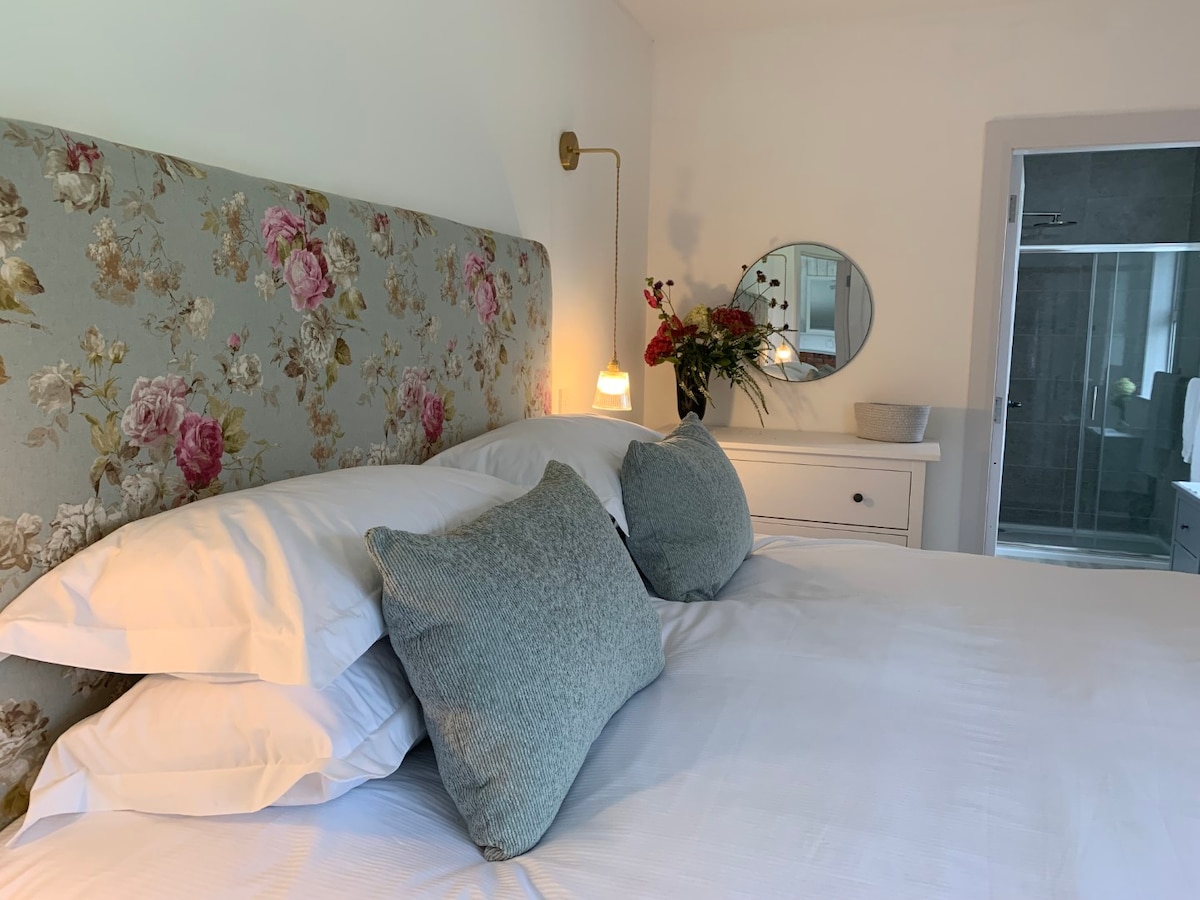 Paddock bedroom with full superking (queen) size bed with luxury hotel quality linen. Ensuite bathroom