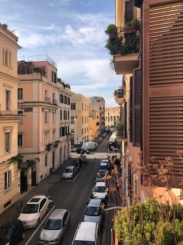 BRIGHT APARTMENT 1 MINUTE WALK TO COLOSSEUM