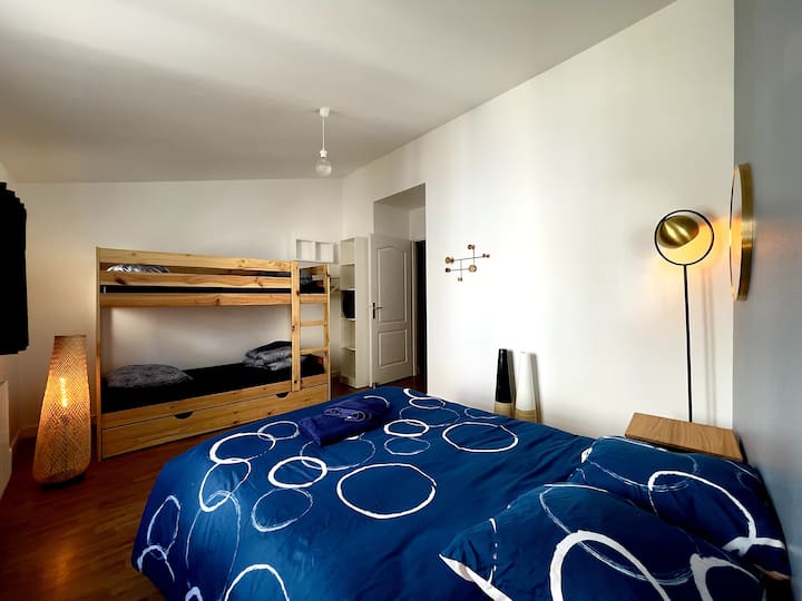 Glavna spavaća soba i krevet na kat.