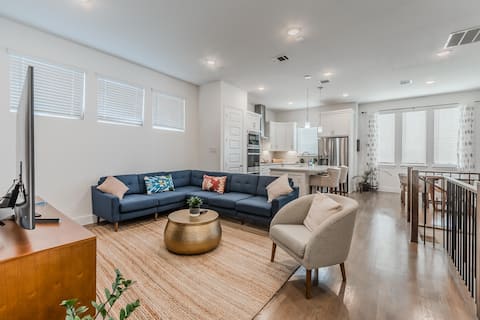 New Solar Home W/Office in a walkable Neighborhood