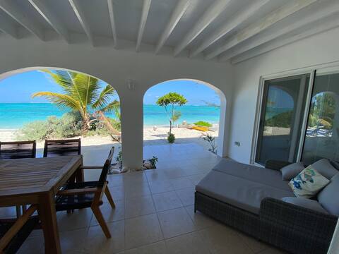Caicos Cottage, 2 bdrm/2 bath beachfront w/pool