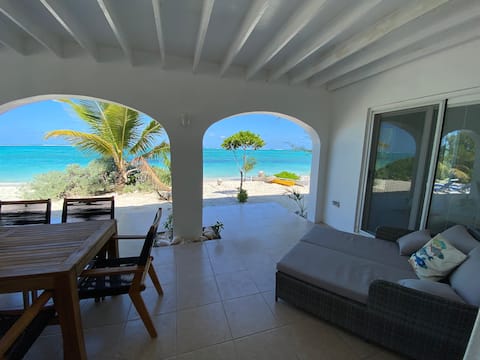 Caicos Cottage, 2 bdrm/2 bath beachfront w/pool