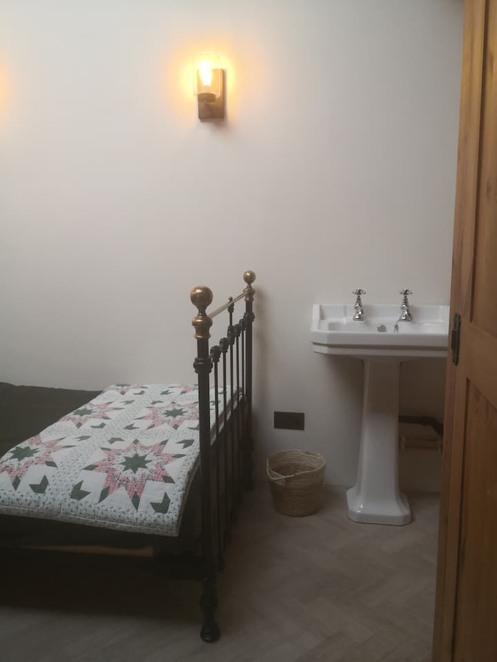 Dhomë gjumi teke e bashkangjitur.