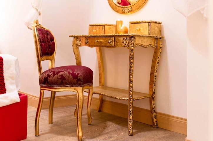 Charming Roma Apartment gallery image 2