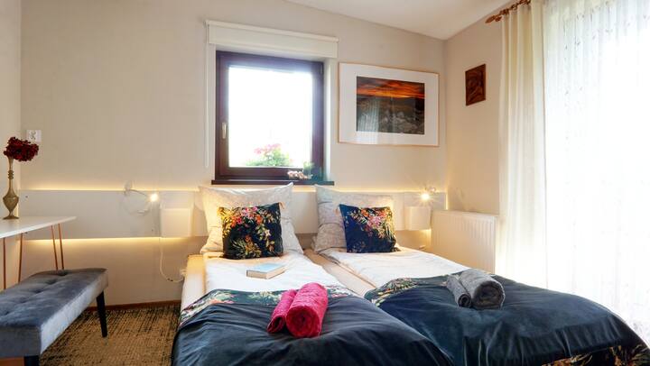 U udobnoj spavaćoj sobi nalaze se dva kreveta za jednu osobu (80x190) koji se mogu otvoriti ili spustiti prema dolje, radni stol, sjedalo i prostrani ormar. Uzglavlje kreveta diskretno je istaknuto zbog intimne atmosfere u večernjim satima.

