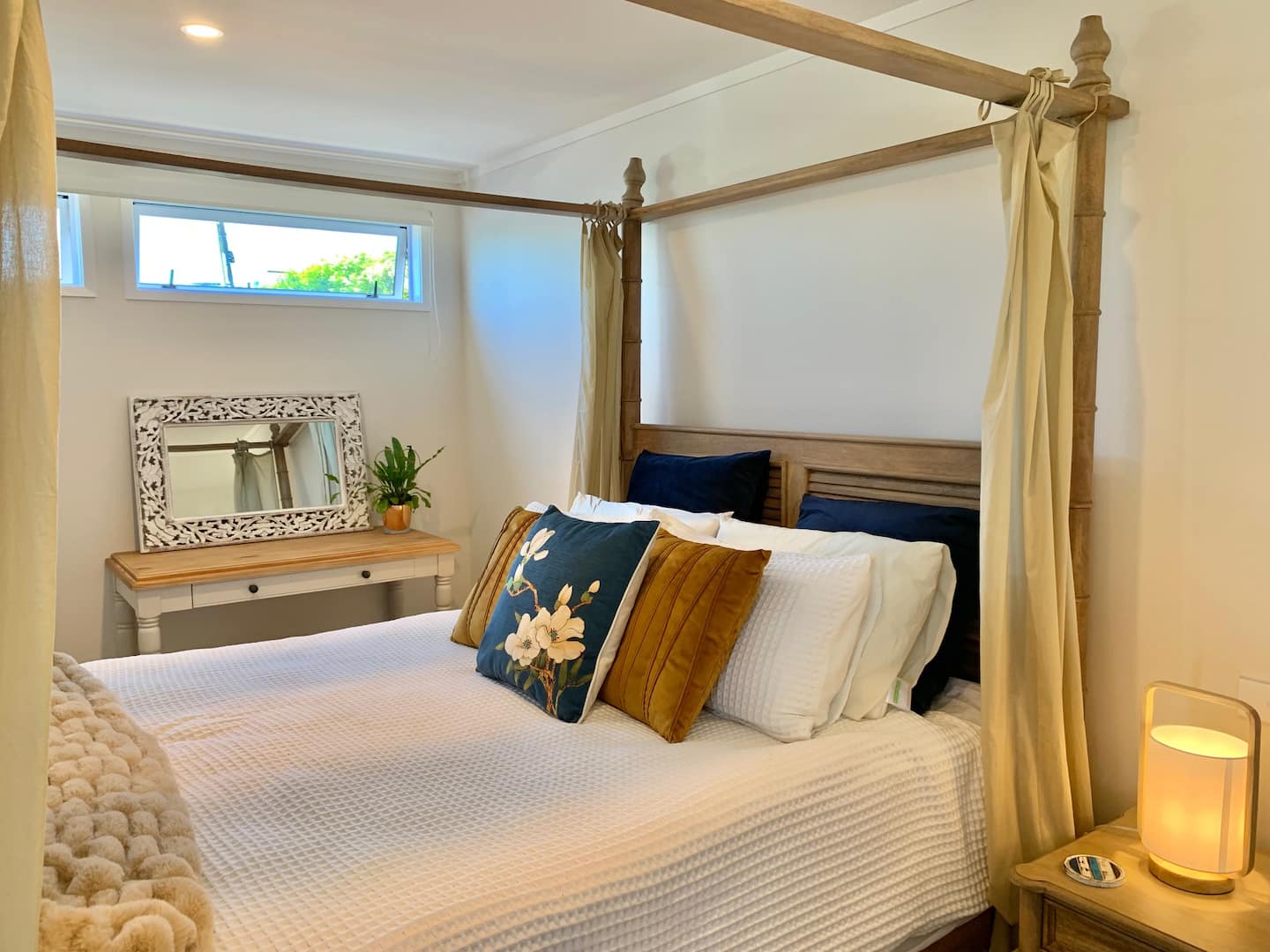 4 Post Bed & Spa. Unique Couples Escape 5
