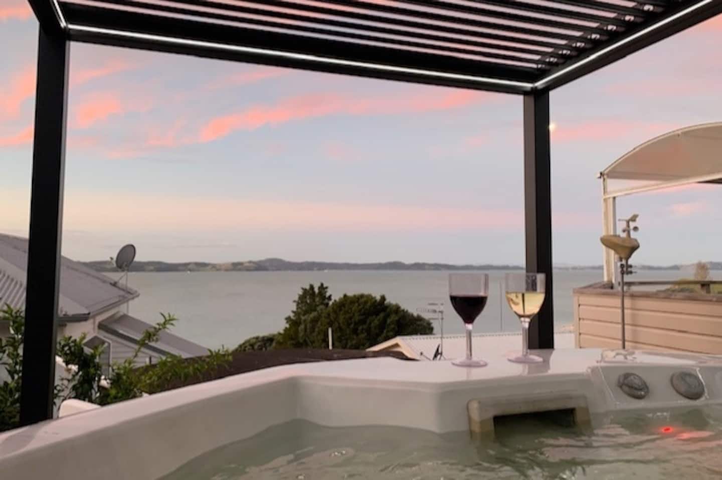 4 Post Bed & Spa. Unique Couples Escape 2