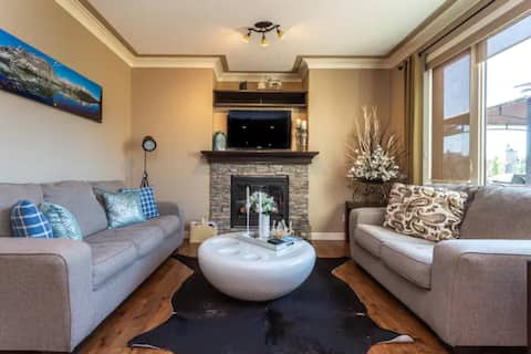 Cozy & Luxurious Ridge Home - including 2nd suite