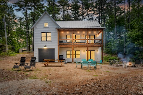 Eclectic Lakefront Cottage on Great East Lake