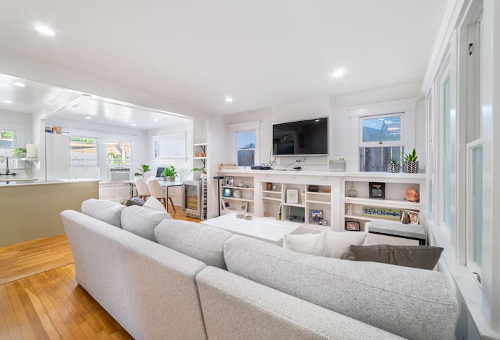 Venice Beach Bungalow 6 blocks from the beach