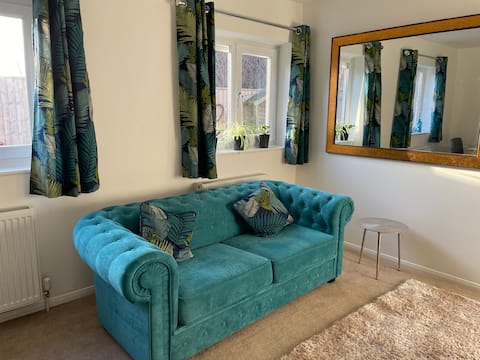 1 bedroom self contained-annex, free parking