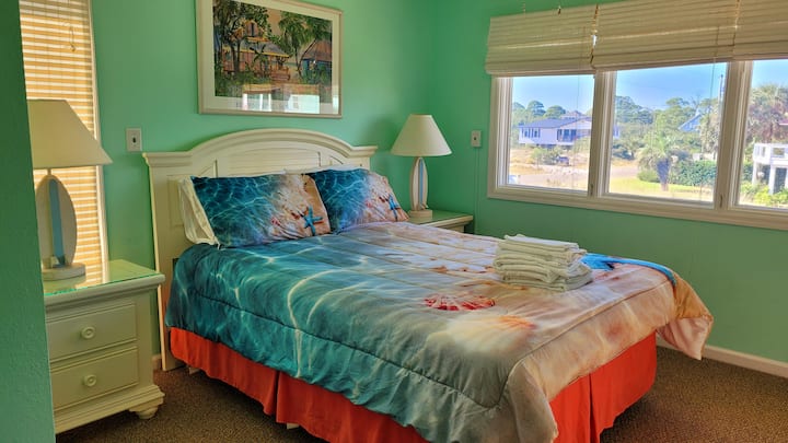 Queen bedroom na may front garden/street view