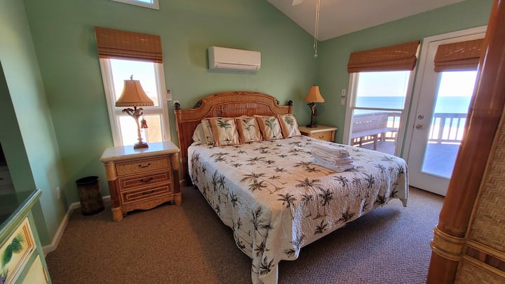 Main King Bedroom na may tanawin ng beach at pasukan papunta sa deck na may hot tub