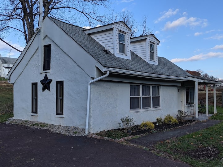 Cheerfull cottage for minimalist with free parking Cottages for Rent