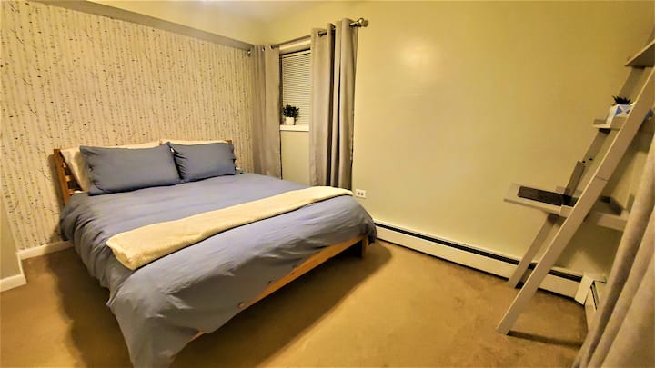 The Birch Room - Queen Bedroom 