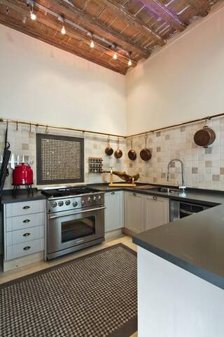 Pianist 1900s house exquisitely decorated. gallery image 5