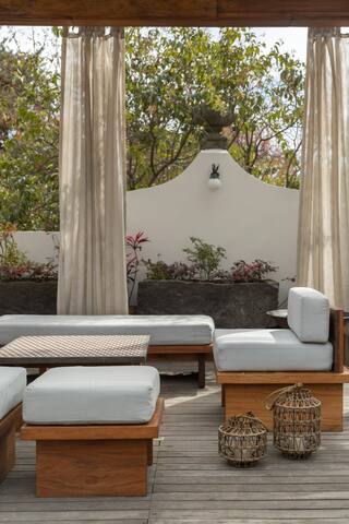 Pianist 1900s house exquisitely decorated. gallery image 4