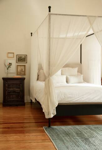 Pianist 1900s house exquisitely decorated. gallery image 3