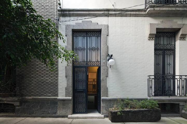 Pianist 1900s house exquisitely decorated. gallery image 2