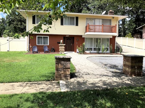 Cheerful 3-bedroom residential home.