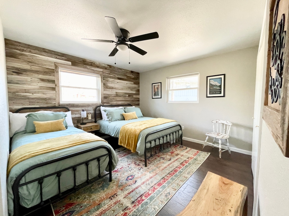 Segundo dormitorio con una cama doble y una cama tamaño queen.