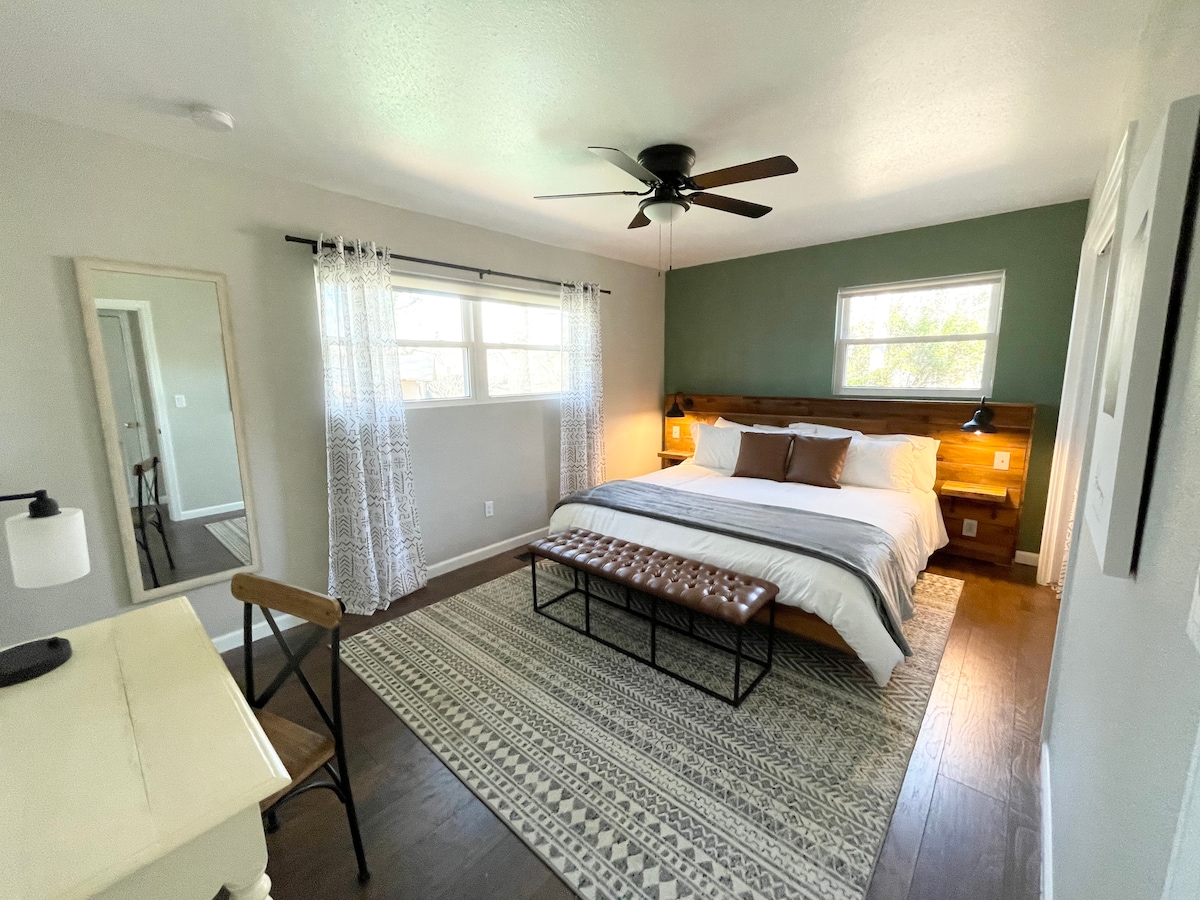 Dormitorio principal con cama tamaño king y escritorio