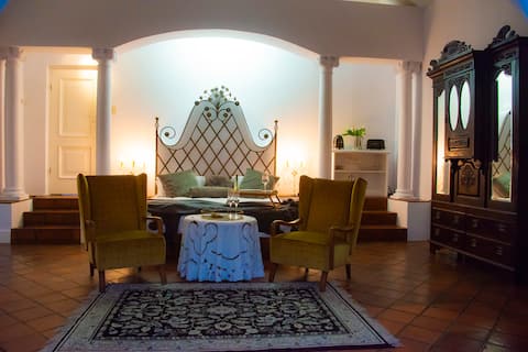 Large studio with en-suite. Parking and Solar.