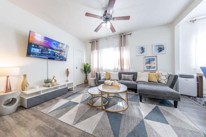 DTLB 8-Bed House | 2 Kings & 6 Queens + Parking