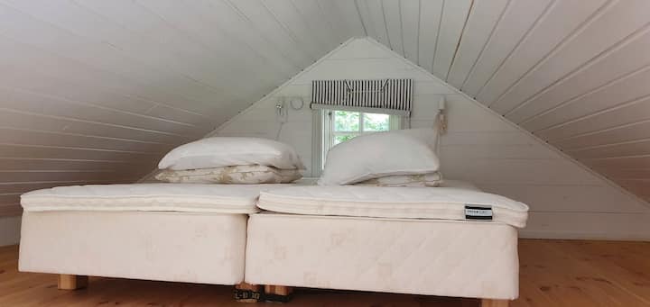 Stugan har ett öppet loft med två sängar (80 cm). Sängarna kan ställas separat eller sättas ihop. Öppningsbart fönster.
