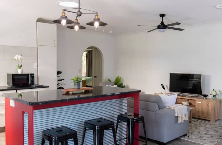 Pet Friendly, 2 Bed 250m to Beach, Sunshine Coast
