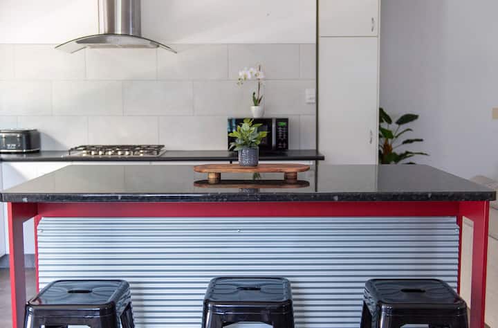 Pet Friendly, 2 Bed 250m to Beach, Sunshine Coast
