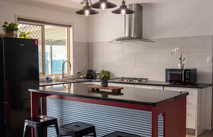 Pet Friendly, 2 Bed 250m to Beach, Sunshine Coast